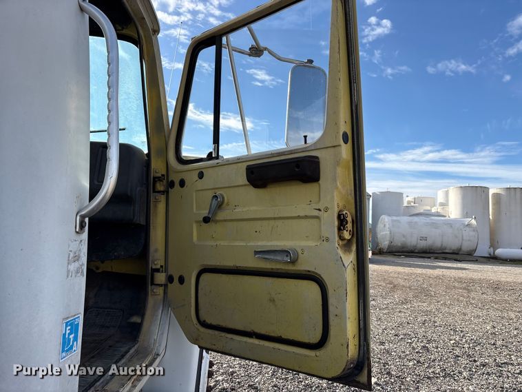 image for item FK1004 1983 International 1724 flatbed truck