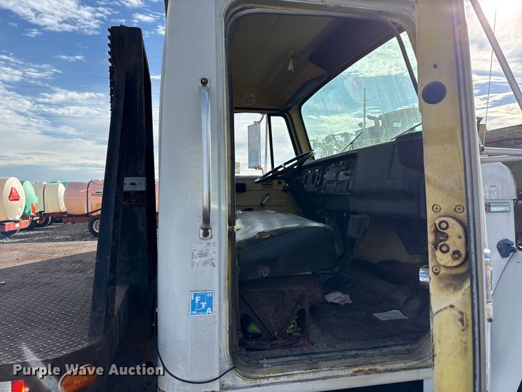 image for item FK1004 1983 International 1724 flatbed truck