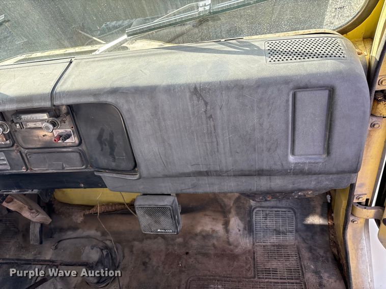 image for item FK1004 1983 International 1724 flatbed truck