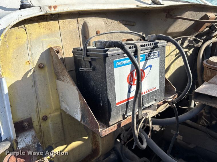 image for item FK1004 1983 International 1724 flatbed truck