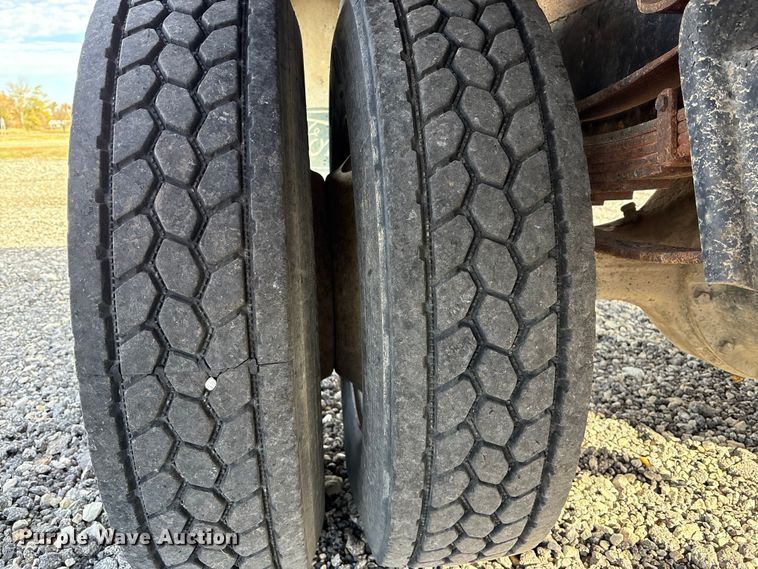 image for item FK1004 1983 International 1724 flatbed truck