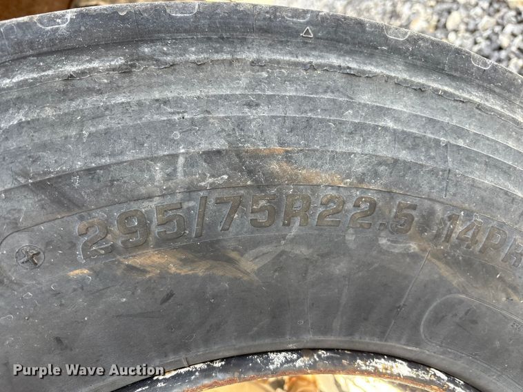 image for item FK1004 1983 International 1724 flatbed truck