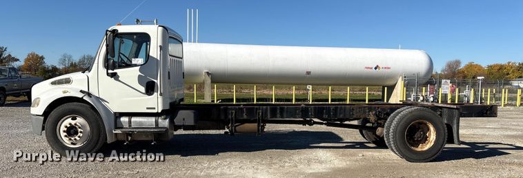 image for item FK1017 2005 Freightliner M2 106 truck cab and chassis