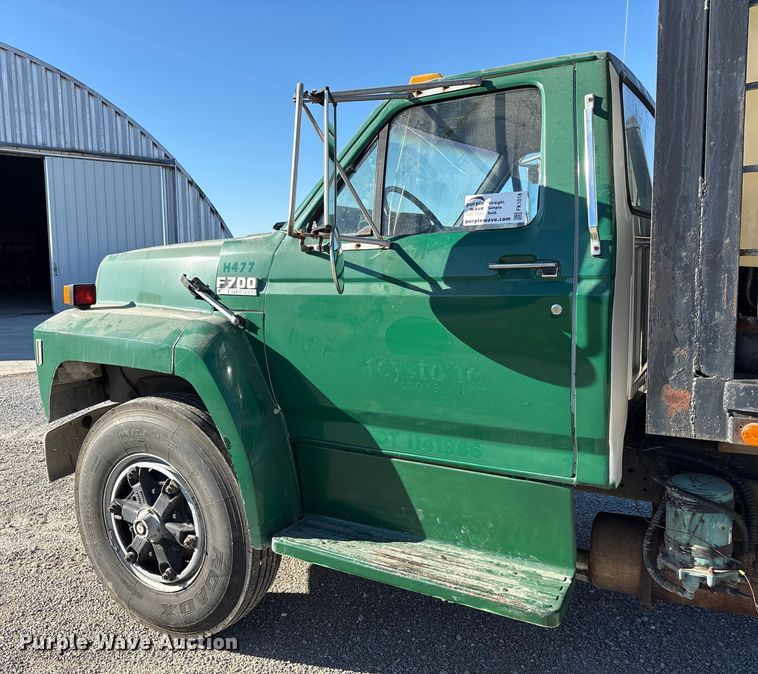 image for item FK1018 1988 Ford F700 flatbed truck