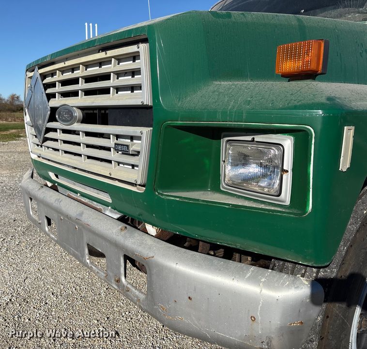 image for item FK1018 1988 Ford F700 flatbed truck
