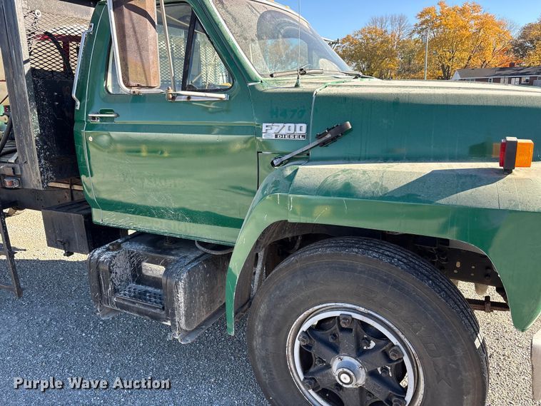 image for item FK1018 1988 Ford F700 flatbed truck
