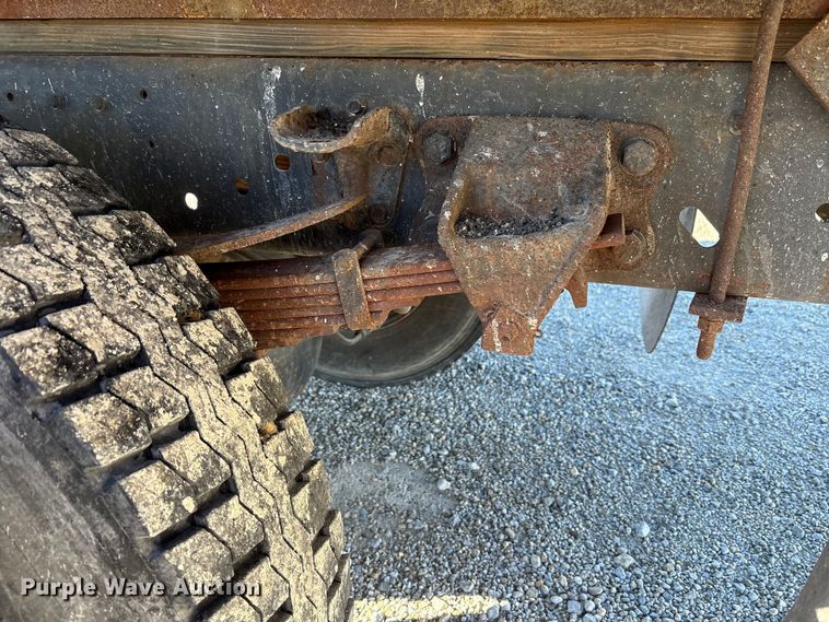 image for item FK1018 1988 Ford F700 flatbed truck