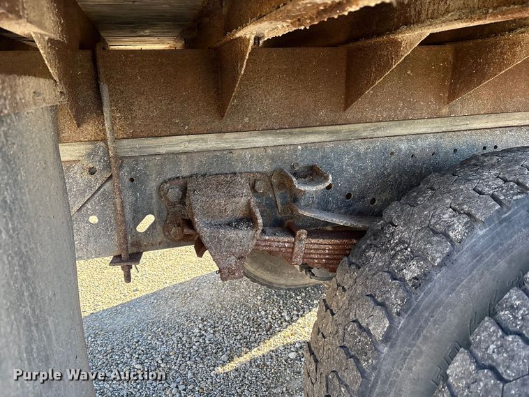 image for item FK1018 1988 Ford F700 flatbed truck