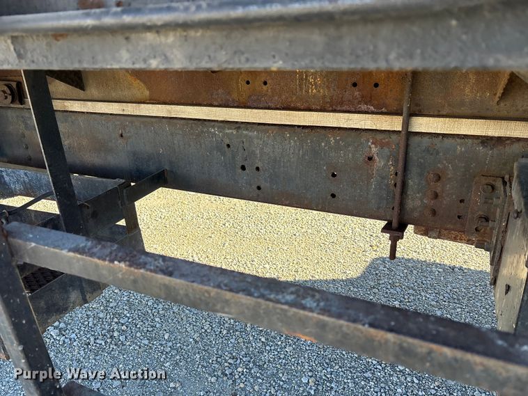 image for item FK1018 1988 Ford F700 flatbed truck