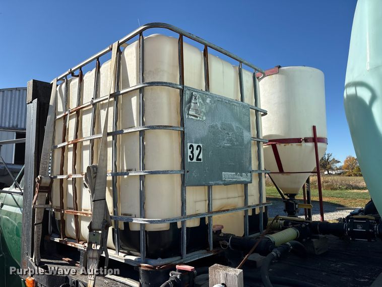 image for item FK1018 1988 Ford F700 flatbed truck