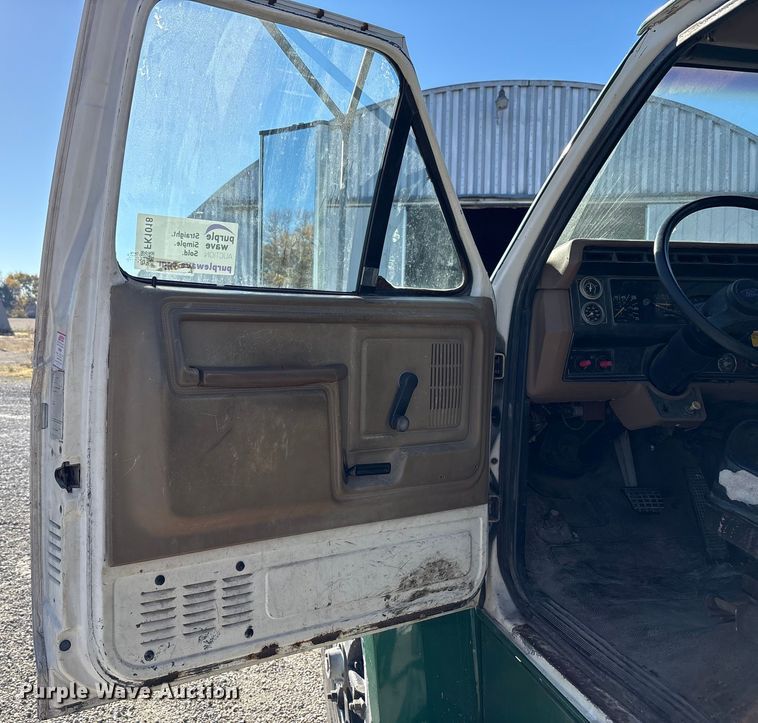 image for item FK1018 1988 Ford F700 flatbed truck