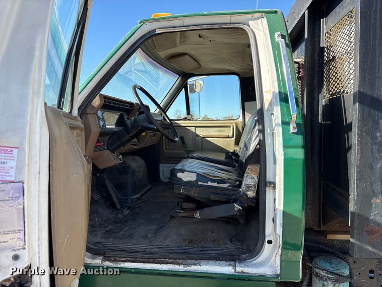 image for item FK1018 1988 Ford F700 flatbed truck