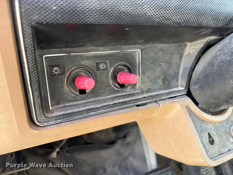 image for item FK1018 1988 Ford F700 flatbed truck