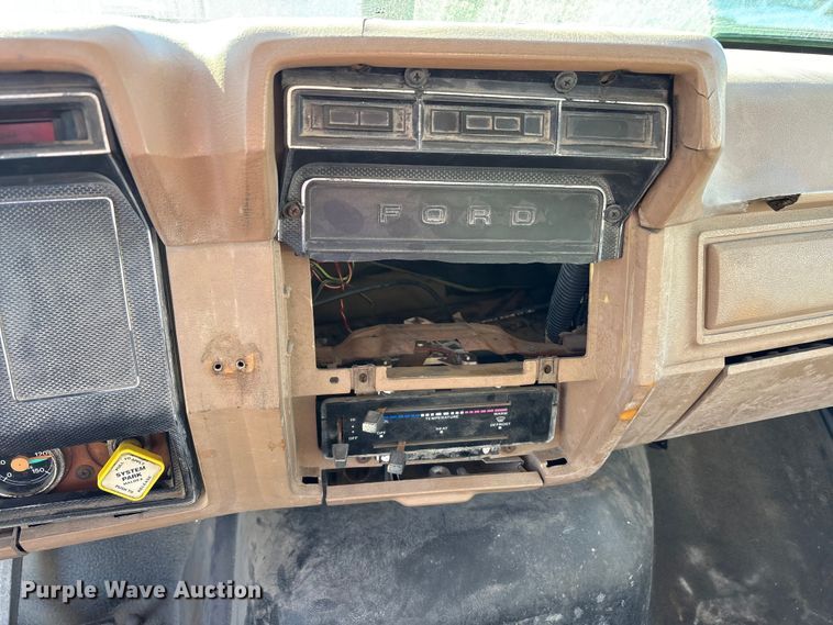 image for item FK1018 1988 Ford F700 flatbed truck