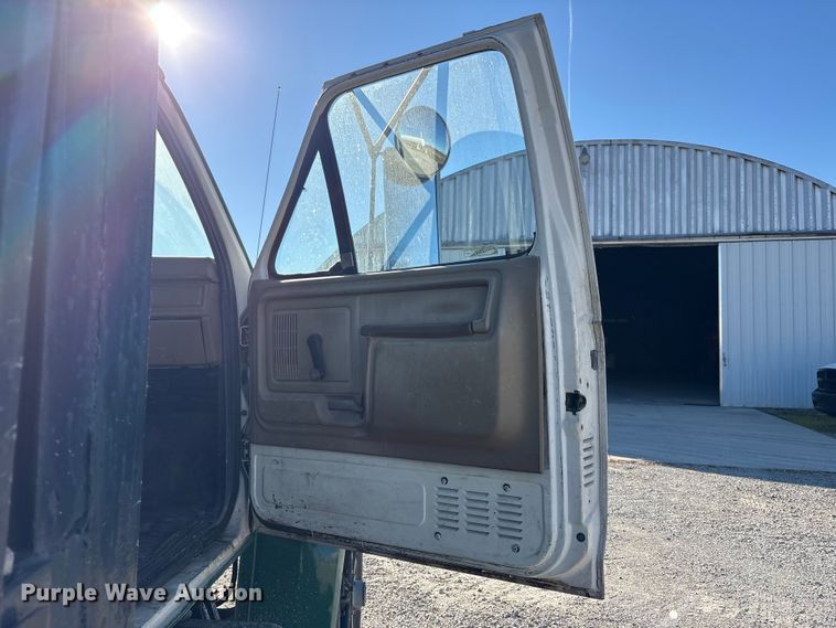 image for item FK1018 1988 Ford F700 flatbed truck