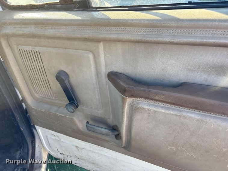 image for item FK1018 1988 Ford F700 flatbed truck