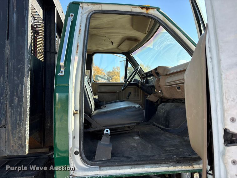 image for item FK1018 1988 Ford F700 flatbed truck