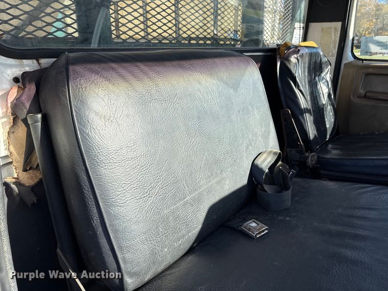 image for item FK1018 1988 Ford F700 flatbed truck