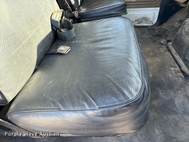 image for item FK1018 1988 Ford F700 flatbed truck