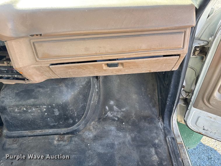 image for item FK1018 1988 Ford F700 flatbed truck