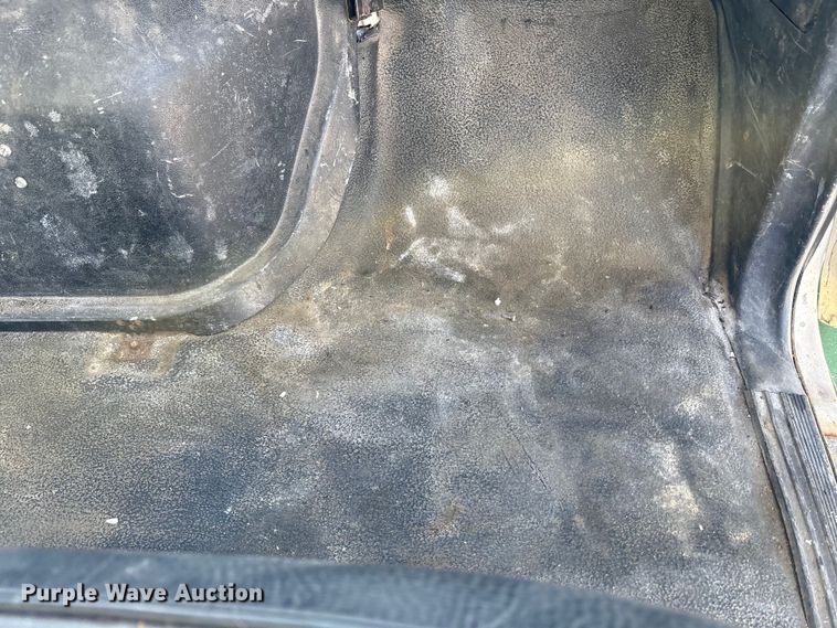 image for item FK1018 1988 Ford F700 flatbed truck