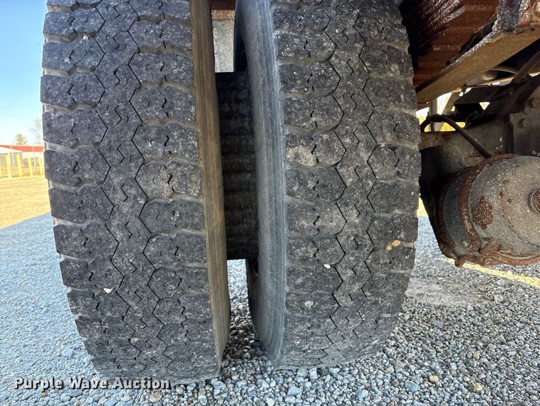 image for item FK1018 1988 Ford F700 flatbed truck