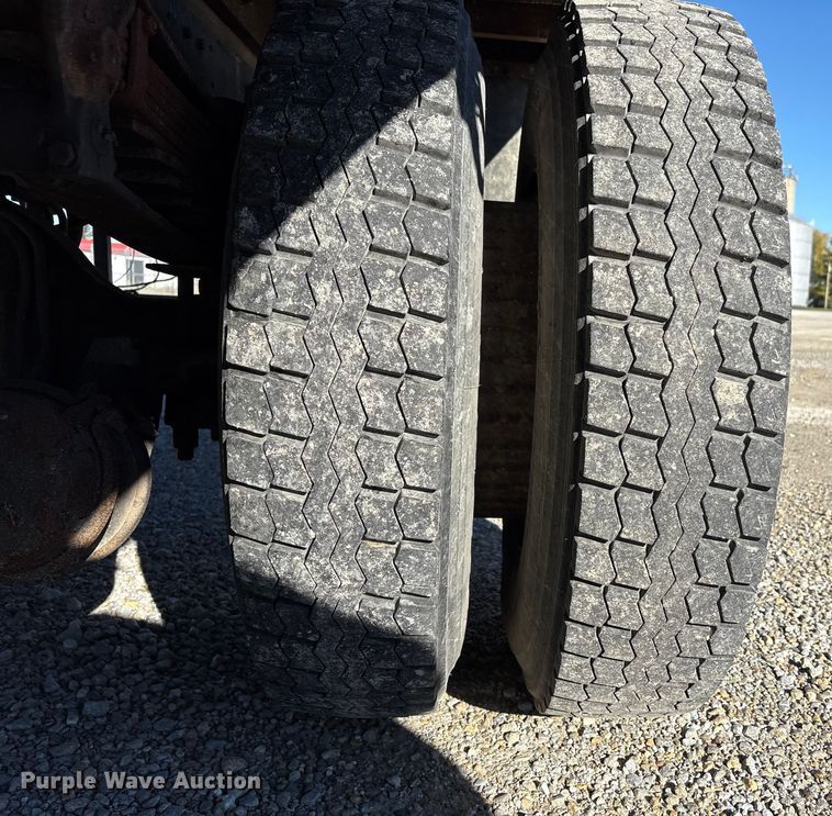 image for item FK1018 1988 Ford F700 flatbed truck