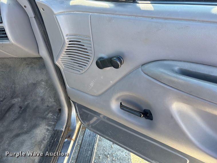 image for item FK1019 1997 Ford F350 XL pickup truck