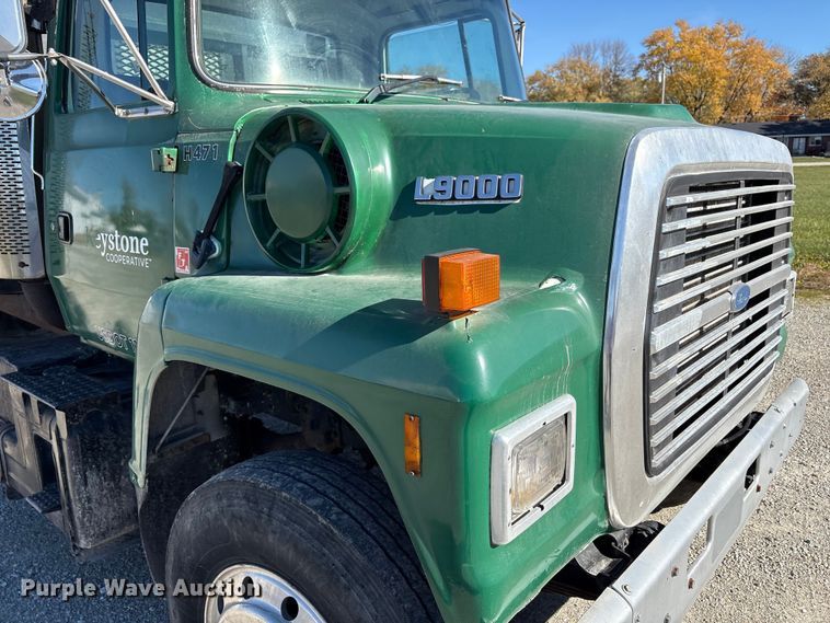 image for item FK1020 1994 Ford L9000 dump flatbed truck