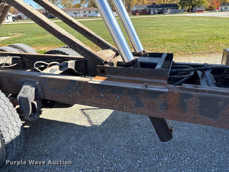 image for item FK1020 1994 Ford L9000 dump flatbed truck