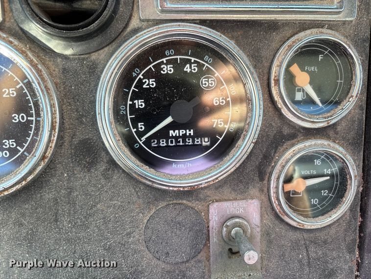 image for item FK1020 1994 Ford L9000 dump flatbed truck