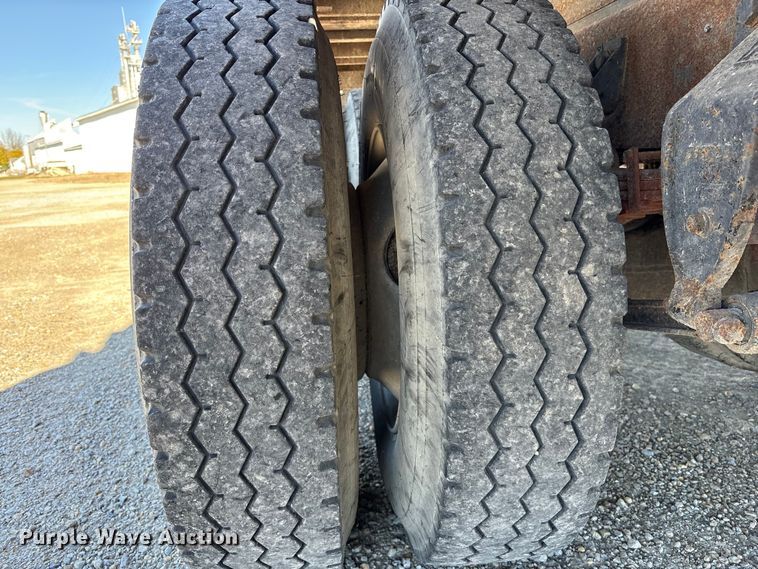 image for item FK1020 1994 Ford L9000 dump flatbed truck