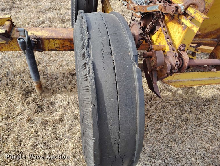 image for item IH9339 Barber drop spreader