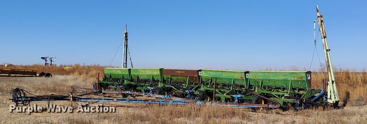 image for item IH9342 John Deere LZ 812 grain drill