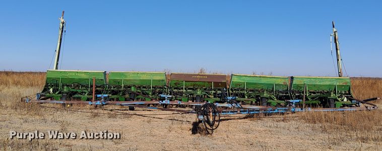 image for item IH9342 John Deere LZ 812 grain drill
