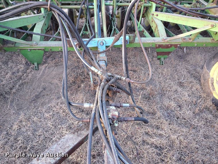 image for item IH9342 John Deere LZ 812 grain drill