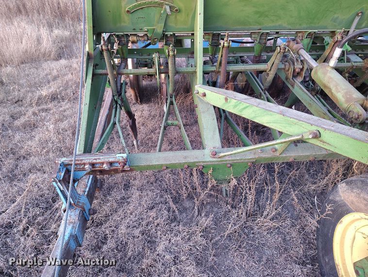 image for item IH9342 John Deere LZ 812 grain drill