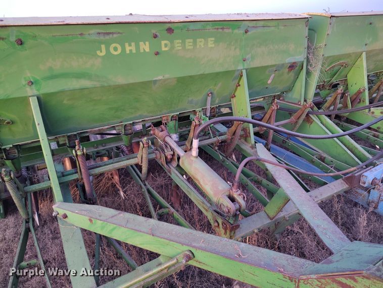image for item IH9342 John Deere LZ 812 grain drill
