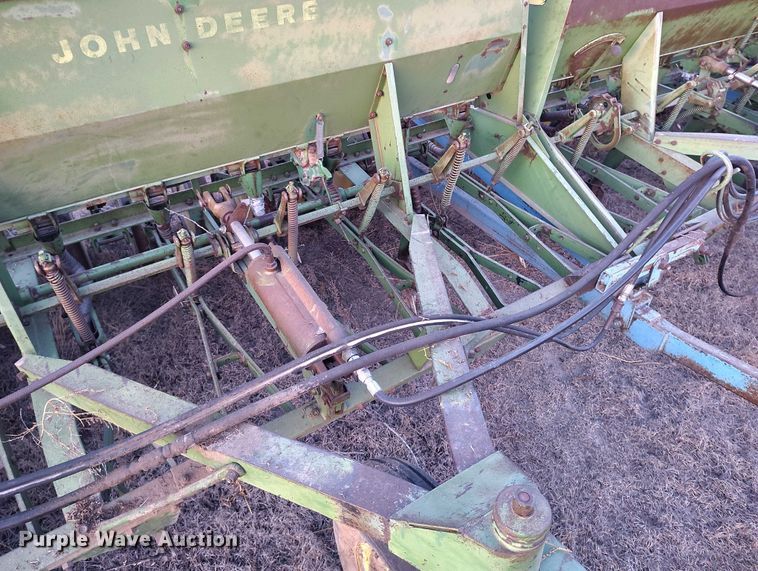 image for item IH9342 John Deere LZ 812 grain drill