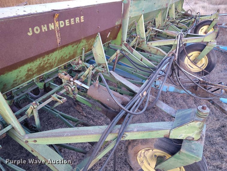 image for item IH9342 John Deere LZ 812 grain drill