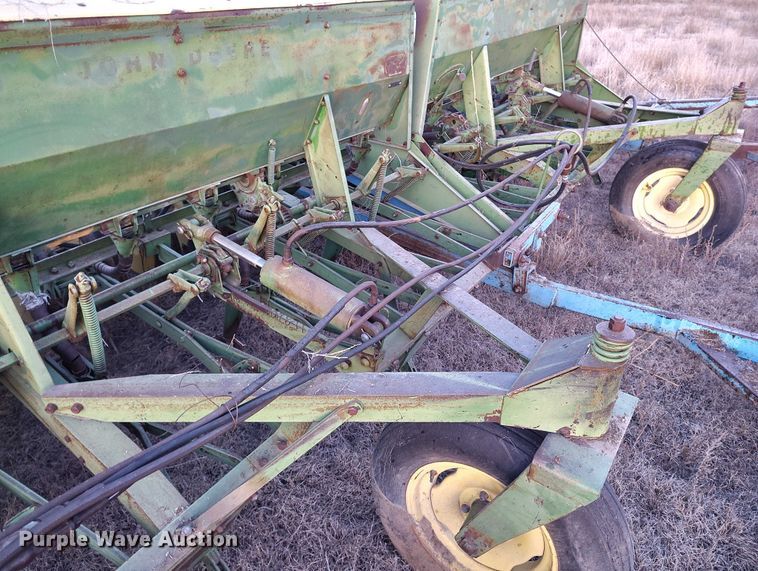 image for item IH9342 John Deere LZ 812 grain drill