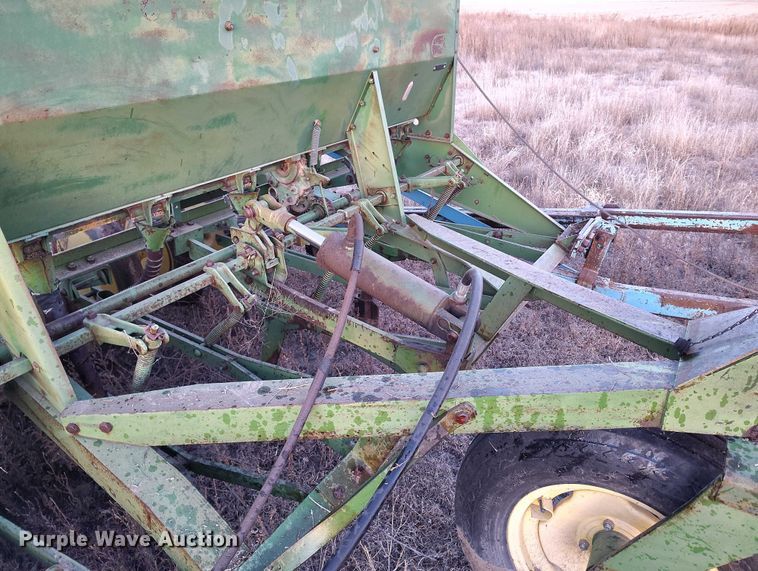 image for item IH9342 John Deere LZ 812 grain drill