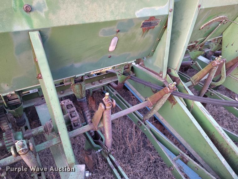 image for item IH9342 John Deere LZ 812 grain drill