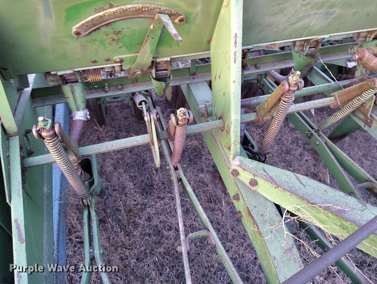 image for item IH9342 John Deere LZ 812 grain drill