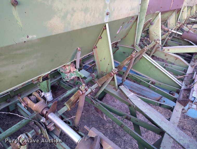 image for item IH9342 John Deere LZ 812 grain drill