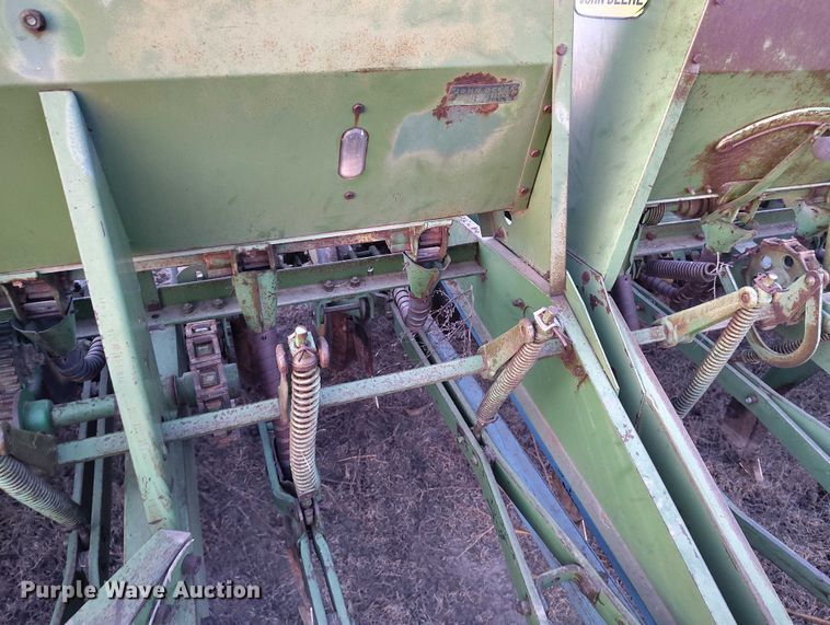 image for item IH9342 John Deere LZ 812 grain drill