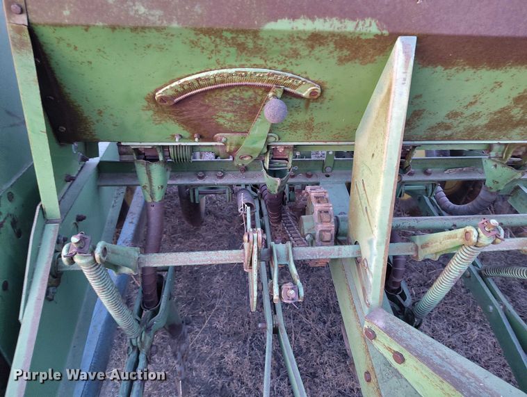 image for item IH9342 John Deere LZ 812 grain drill