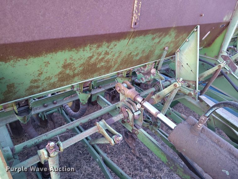 image for item IH9342 John Deere LZ 812 grain drill