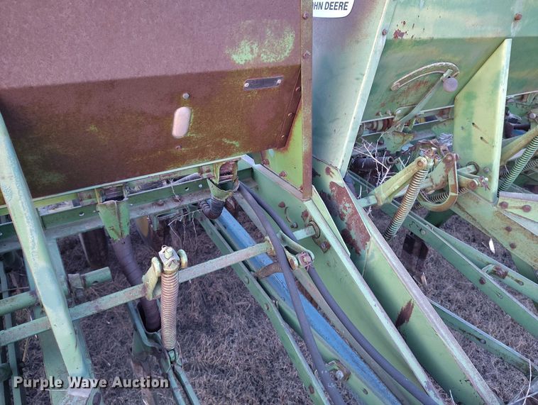 image for item IH9342 John Deere LZ 812 grain drill