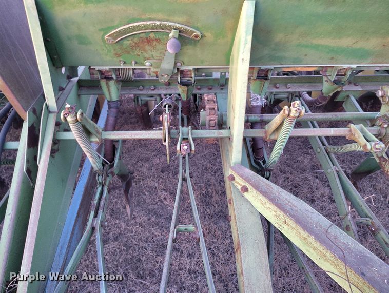 image for item IH9342 John Deere LZ 812 grain drill